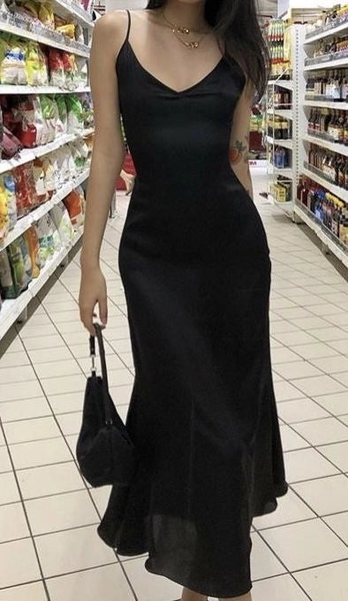 Modest Sheath Spaghetti Straps Black Satin Prom Dresses Evening Dress formal wear dresses ﻿ simple gentle atmospheric and unique desi Bring summer colors to enhance whiteness
