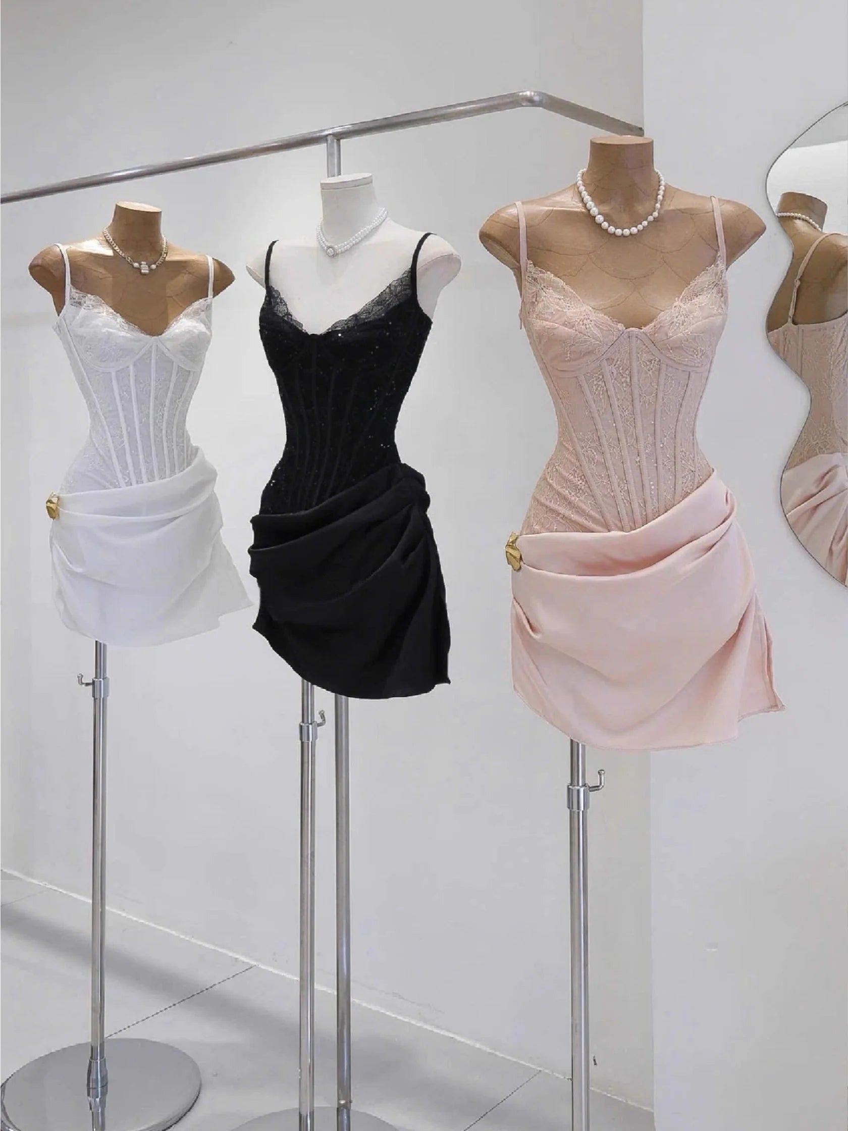 Modest Sheath Spaghetti Straps Little Black Dress Party Dresses Short Formal Homecoming Dresses Night Chic Elegant Cocktail Dresses 16th Birthday Outfits Lace Hoco Dress