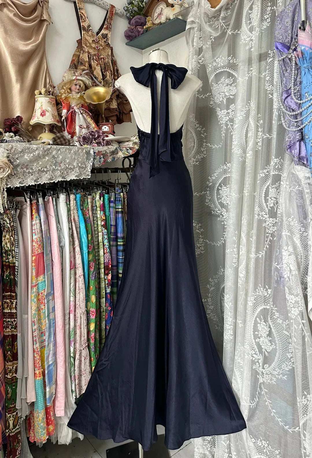 Navy blue neck hanging deep V-skirt, bow and fish tail arrangement, perfect for a dinner party