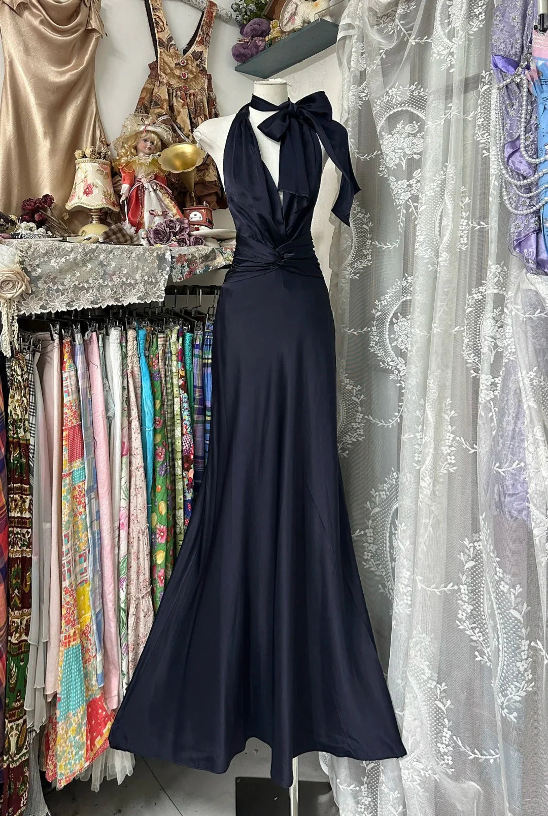 Navy blue neck hanging deep V-skirt, bow and fish tail arrangement, perfect for a dinner party