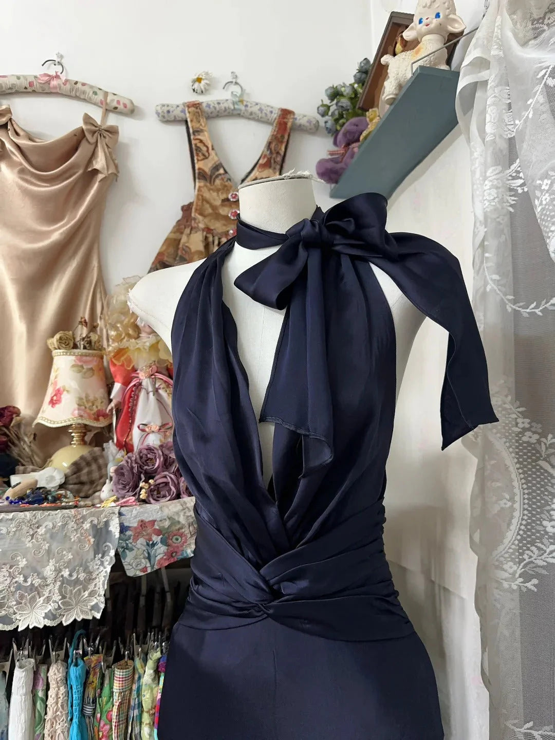 Navy blue neck hanging deep V-skirt, bow and fish tail arrangement, perfect for a dinner party