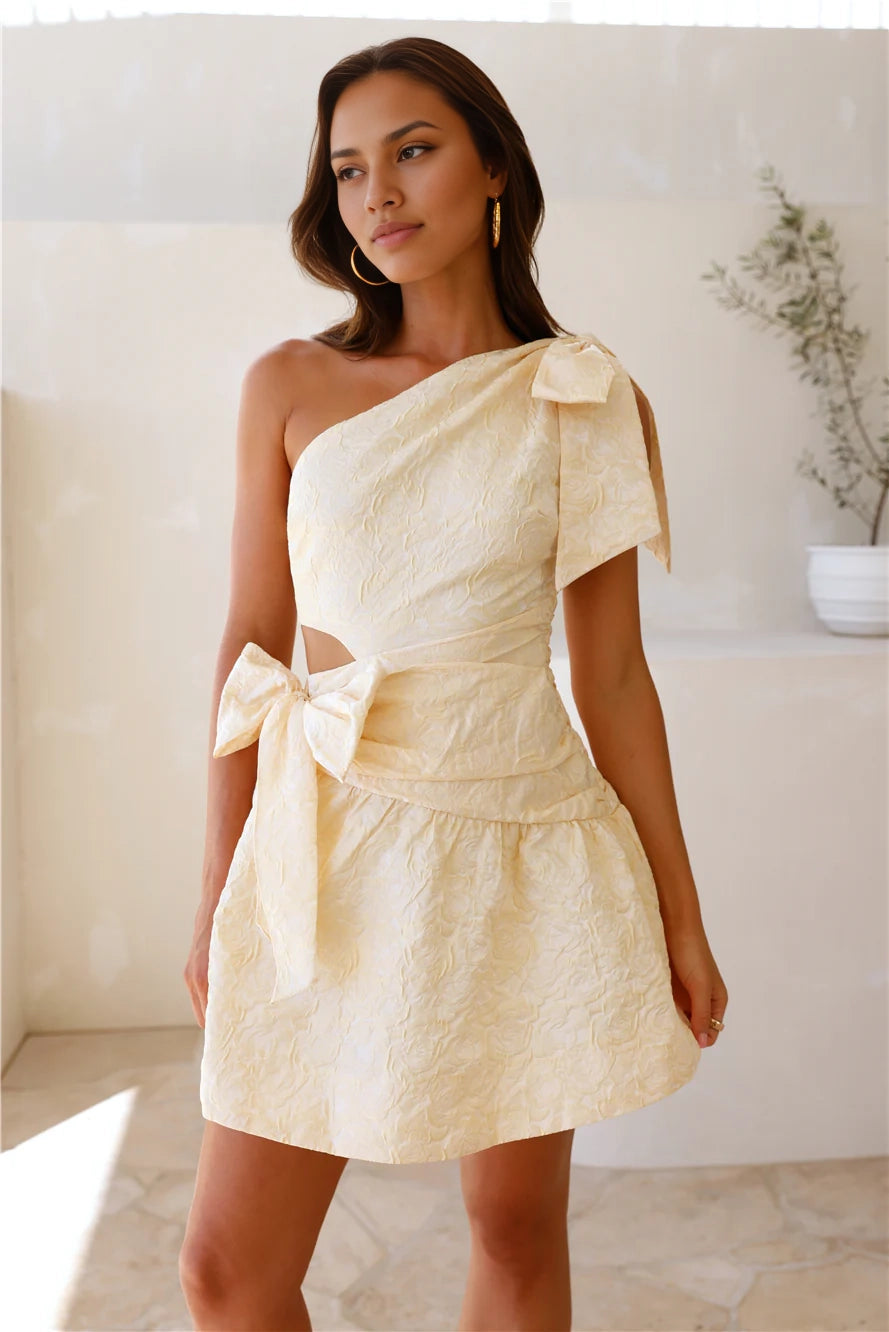 Off white jacquard single shoulder short skirt, with one side exposed shoulder and a hollow waist tied with a bow, suitable for dating