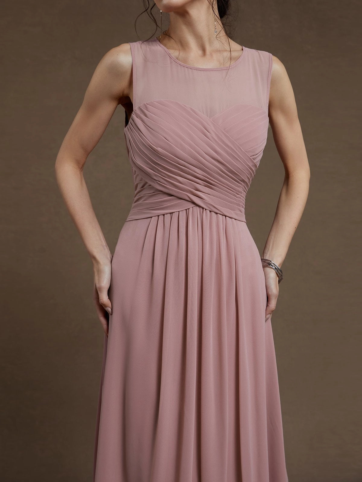 Pink Ruched Chiffon Crew Neck Sleeveless A-Line Maxi Bridesmaid Dress simple gentle atmospheric and unique desi Bring summer colors to enhance whiteness ﻿