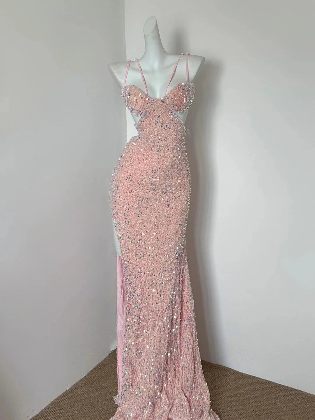 Pink sequin skirt, deep V-strap with slit, banquet C-seat reservation