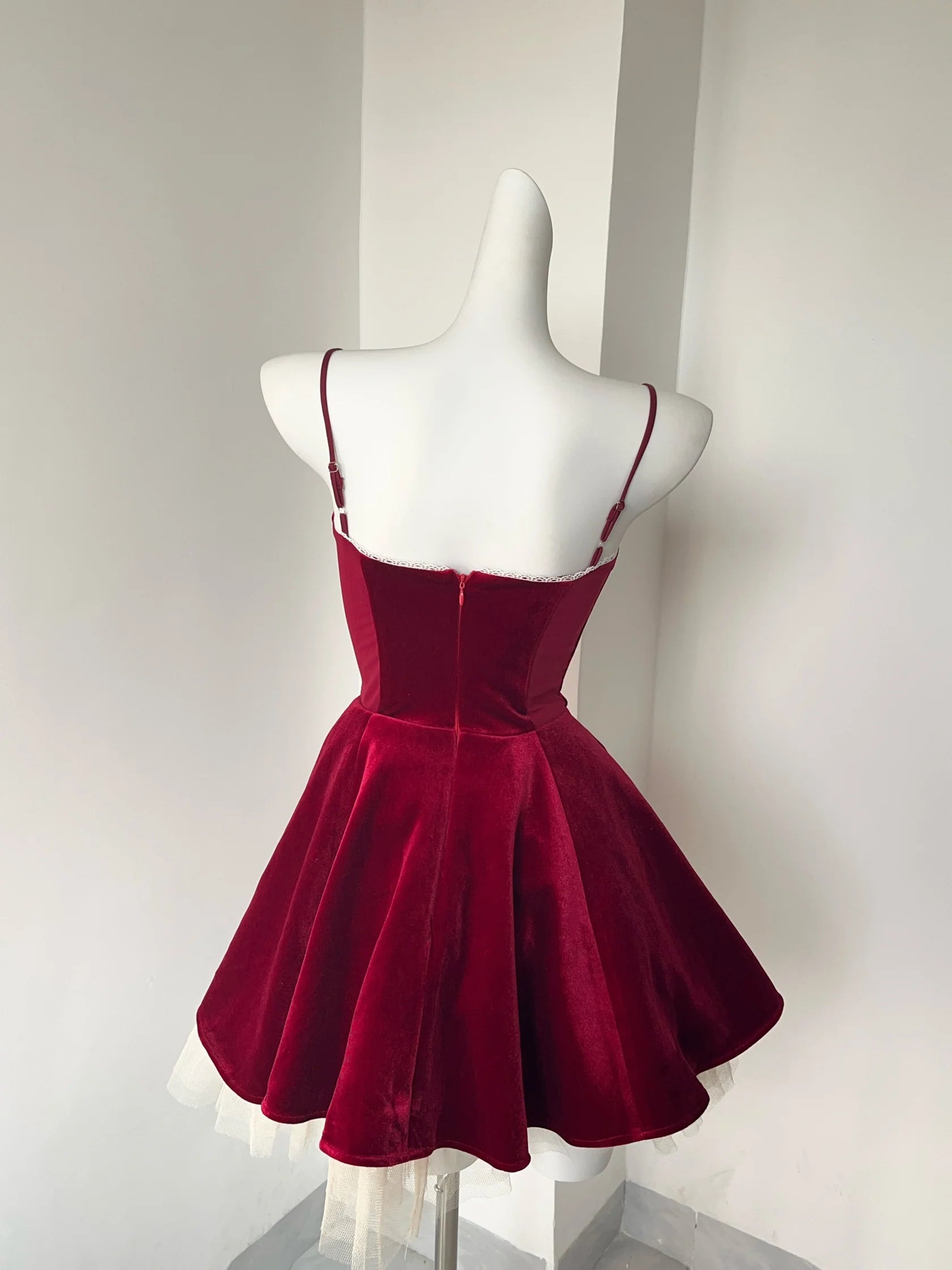 Pretty A line Spaghetti Straps Velvet Formal Homecoming Dresses Short 16th Birthday Outfits Graduation Dress Mini Cocktail Dresses