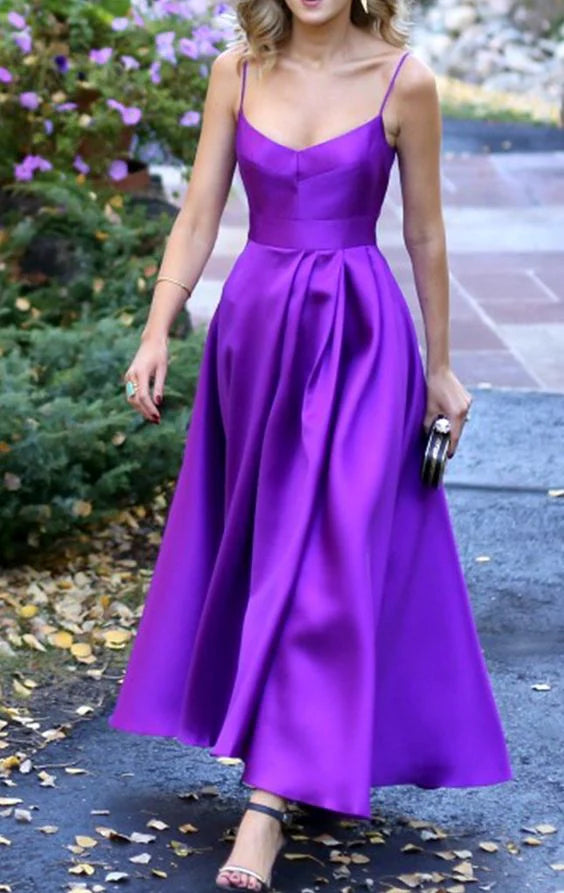 Purple satin long dress with deep V-neck strap, suitable for dinners, parties and other occasions