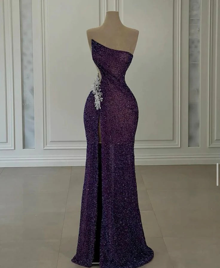 Purple sequined dress with one shoulder, high slit on the side, white diamond decoration pattern, suitable for dinner parties