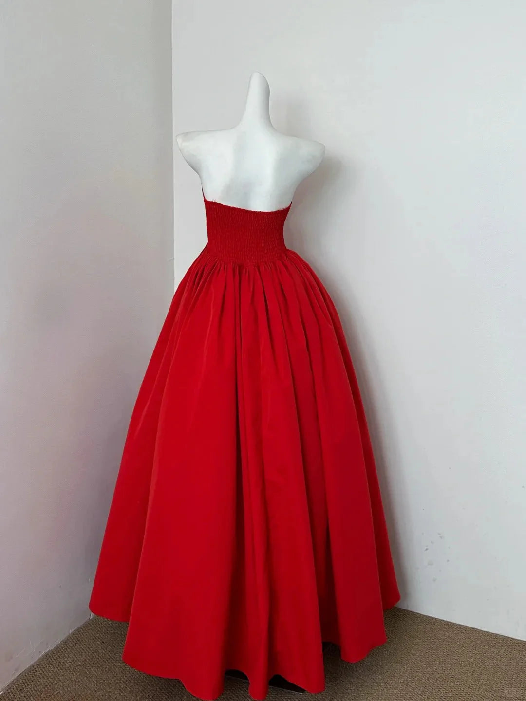 Red elegant long satin ball gown evening dress simple gentle atmospheric and unique desi Bring summer colors to enhance whiteness