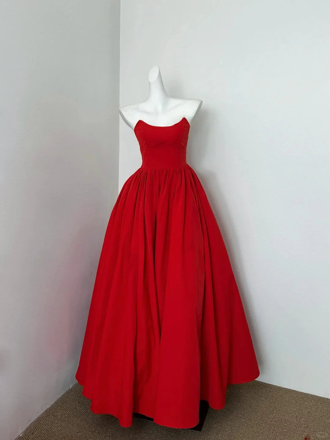 Red elegant long satin ball gown evening dress simple gentle atmospheric and unique desi Bring summer colors to enhance whiteness