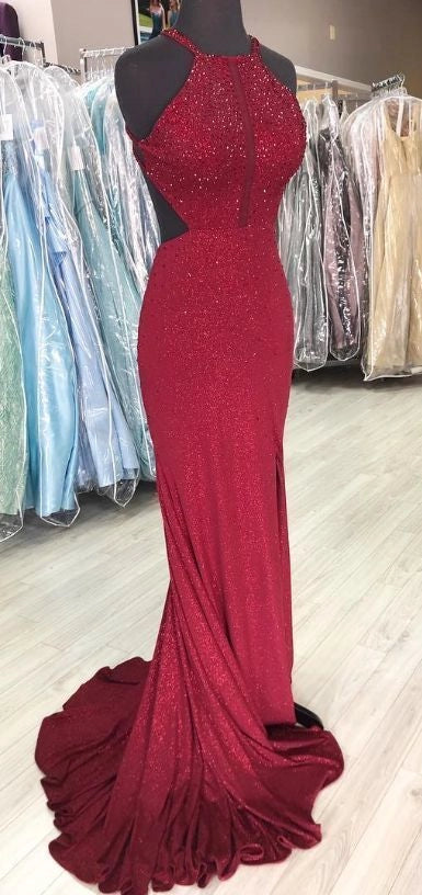 Red sequined dress with a hanging neck design and a hollowed out back. The fishtail skirt has a trailing edge and is suitable for occasions such as dinners and dances