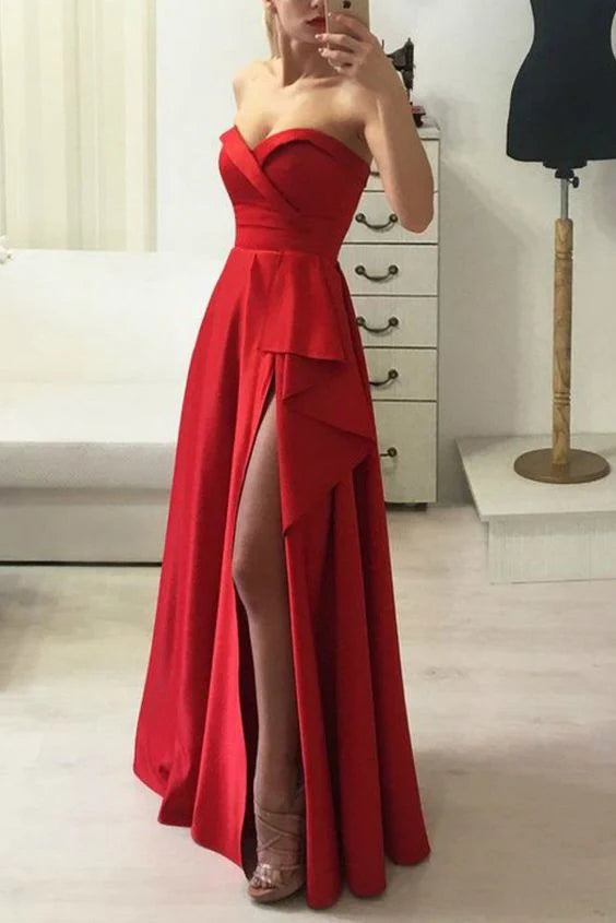 Red strapless dress, cross design highlights chest lines, cross design highlights chest lines