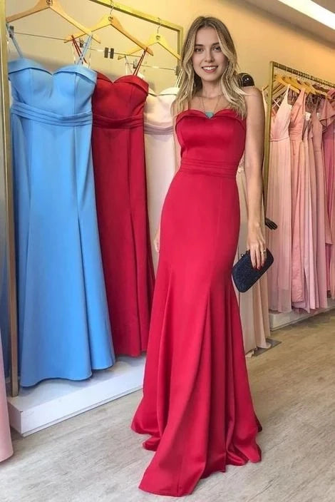 Red strapless long dress with strapless design, with a fish tail shaped lower body suitable for dinners, weddings, etc
