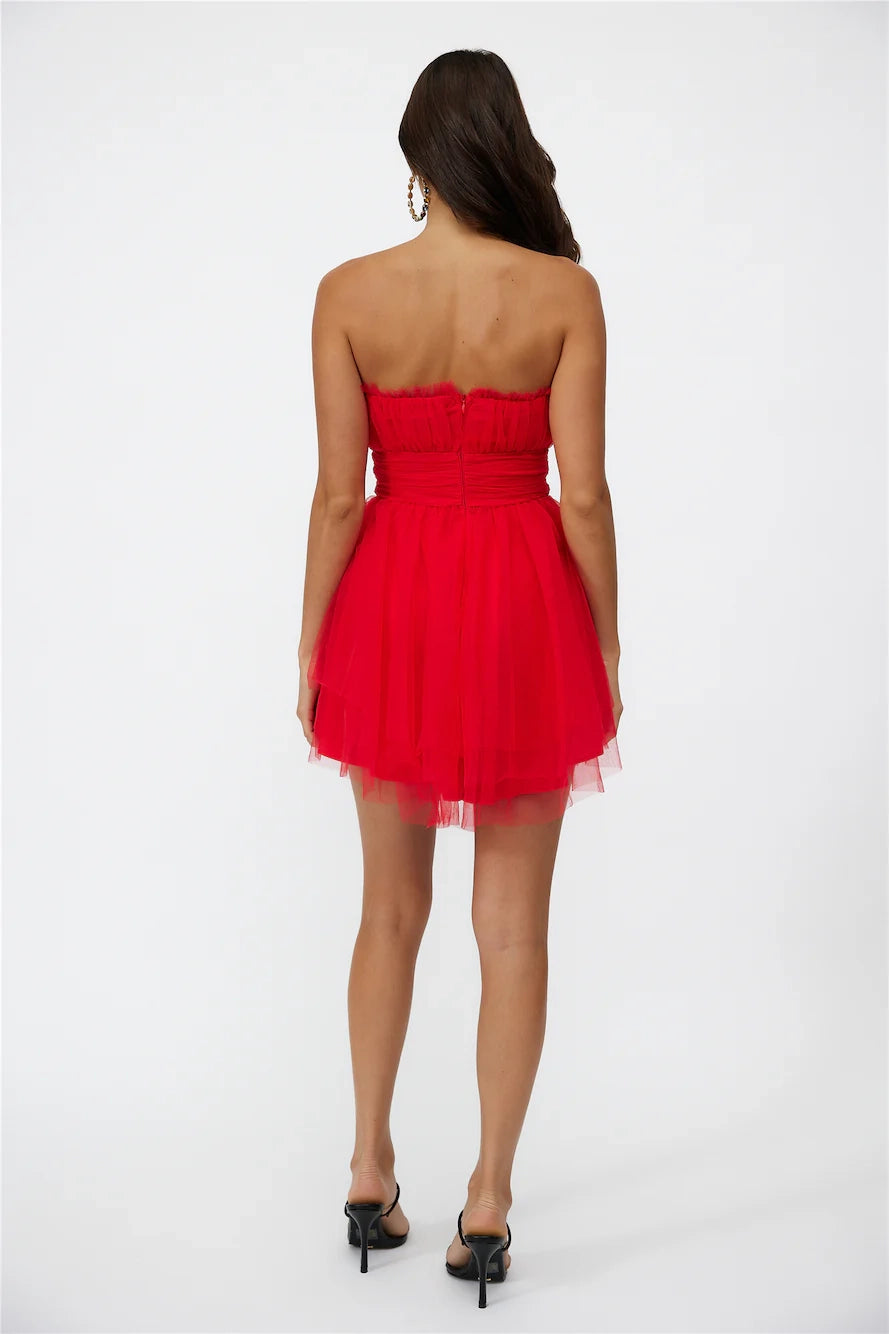 Red strapless skirt with strapless design. The skirt body is made of lightweight mesh material, suitable for parties, dates, etc