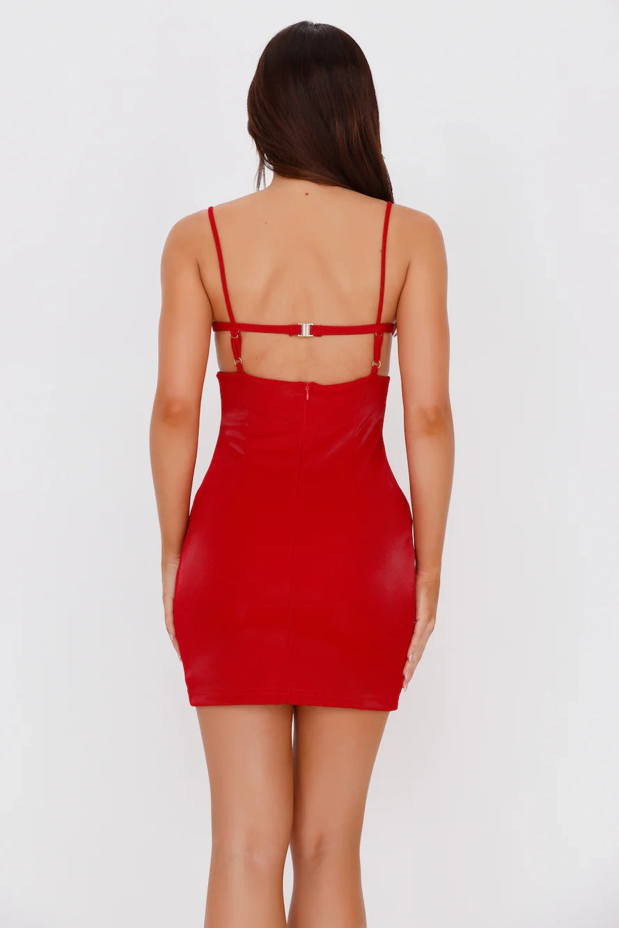 Red off shoulder short dress with off shoulder design and heart-shaped neckline, suitable for parties, dates, etc