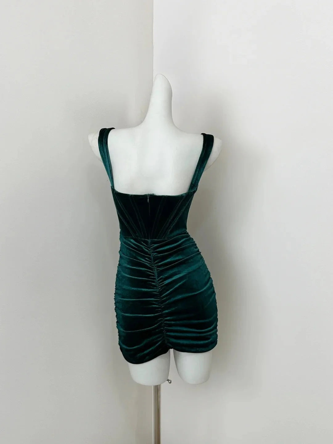 Retro dark green velvet strapless skirt with pleats, waist cinching, asymmetrical hem, sexy evening gown