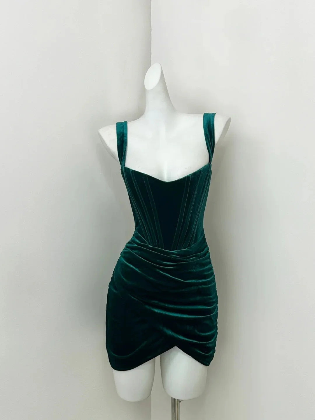 Retro dark green velvet strapless skirt with pleats, waist cinching, asymmetrical hem, sexy evening gown