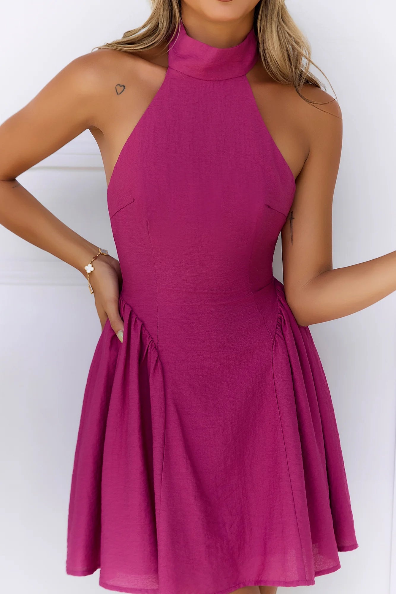 Rose red hanging neck dress with high neck design suitable for dates, parties and other occasions,