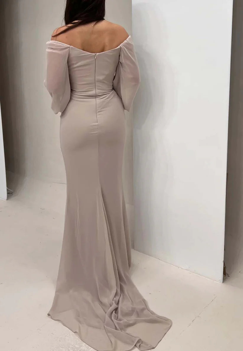 Scoop Long Sleeves Pleated Mermaid Formal Dress simple gentle atmospheric and unique desi Bring summer colors to enhance whiteness