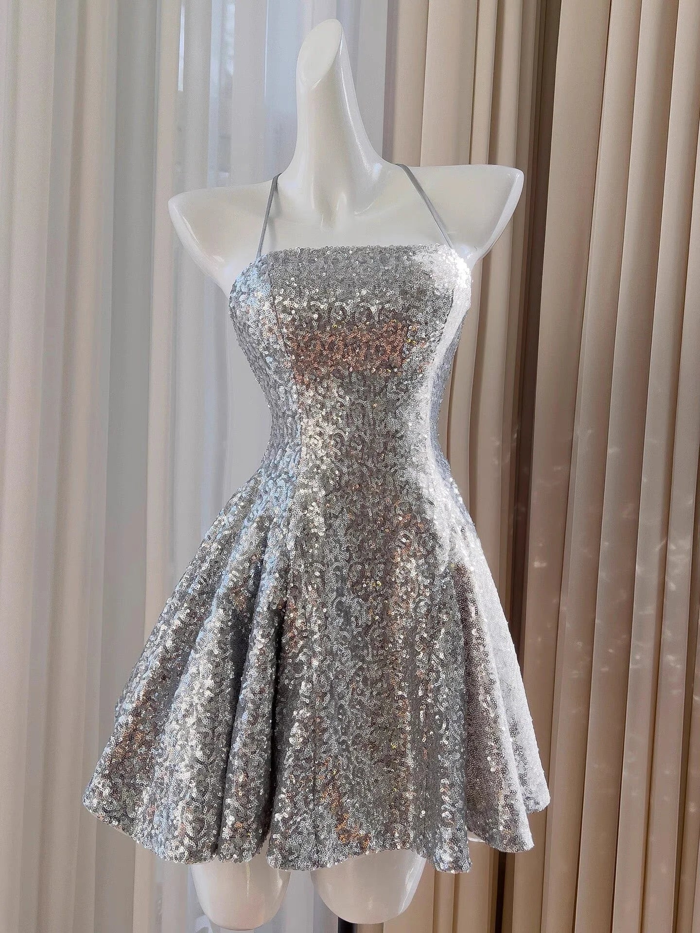 Sexy Ball Gown Halter Sequin Silver Backless Short Mini Formal 8th Grade simple gentle atmospheric and unique desi Bring summer colors to enhance whiteness