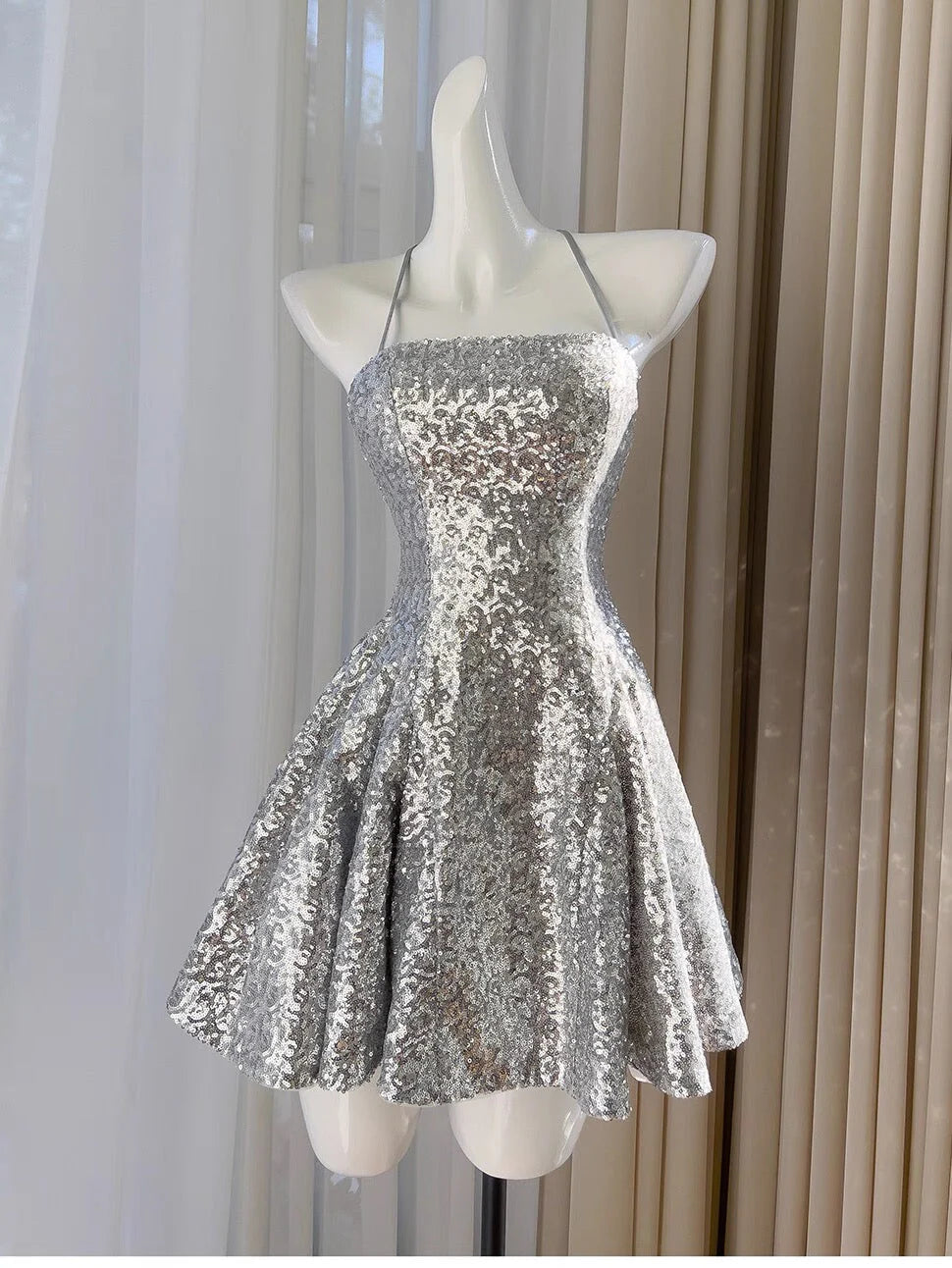 Sexy Ball Gown Halter Sequin Silver Backless Short Mini Formal 8th Grade simple gentle atmospheric and unique desi Bring summer colors to enhance whiteness
