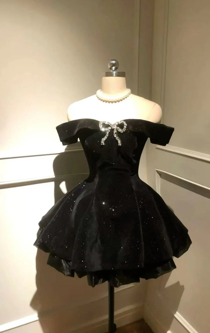 Sexy Ball Gown Off The Shoulder Black Velvet Short Formal 8th Grade Homecoming Dresses Summer Middle School Hoco Dress 6th Grade Graduation Outfits