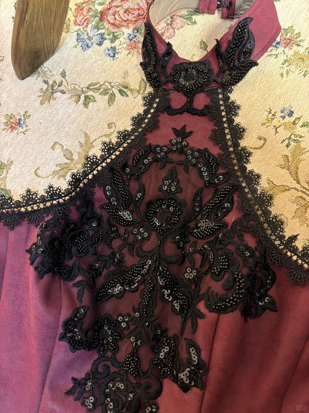 Sexy Burgundy Mermaid Halter Black Appliques Satin Homecoming Dress Cocktail Dress simple gentle atmospheric and unique desi Bring summer colors to enhance whitenessr colors to enhance whiteness（副本）