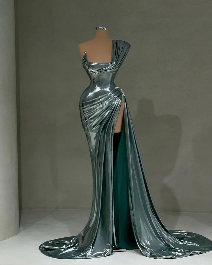 Silver green metallic luster dress, single shoulder design, asymmetrical pleated decoration, paired with high slit and tail
