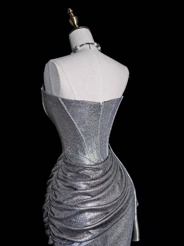 Silver strapless dress, made of glossy fabric, with side pleats and high slit design