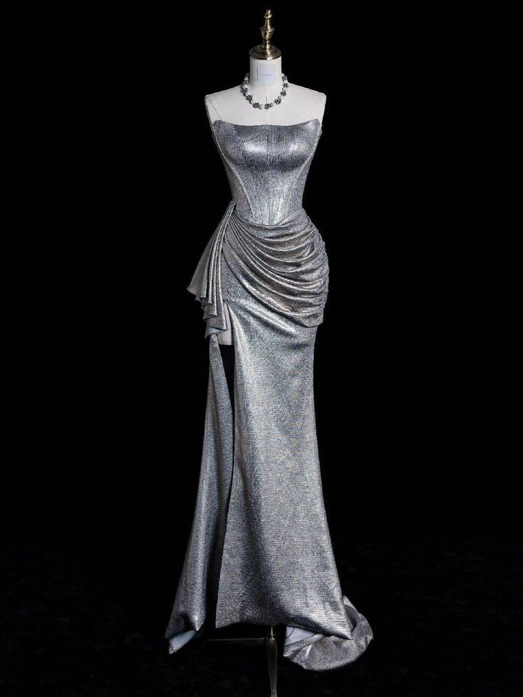 Silver strapless dress, made of glossy fabric, with side pleats and high slit design