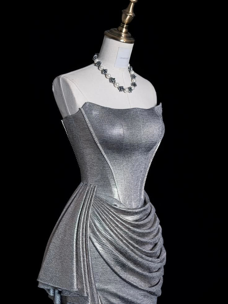 Silver strapless dress, made of glossy fabric, with side pleats and high slit design