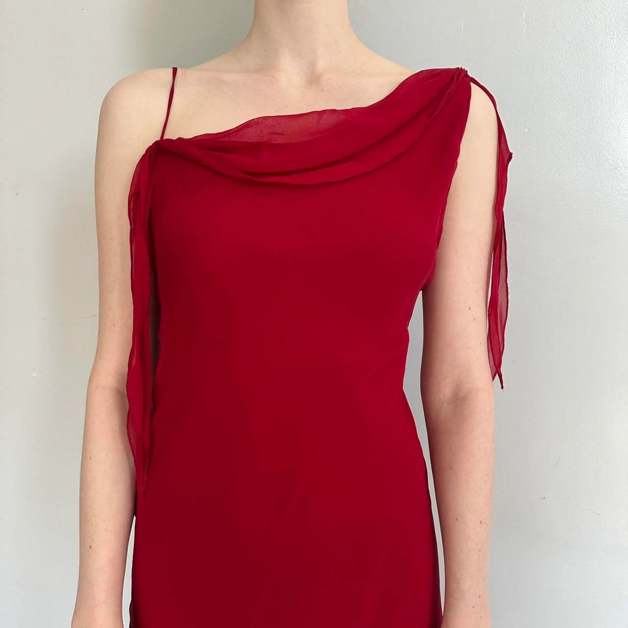 Single shoulder design, hanging ribbon on one side, irregular lotus leaf skirt