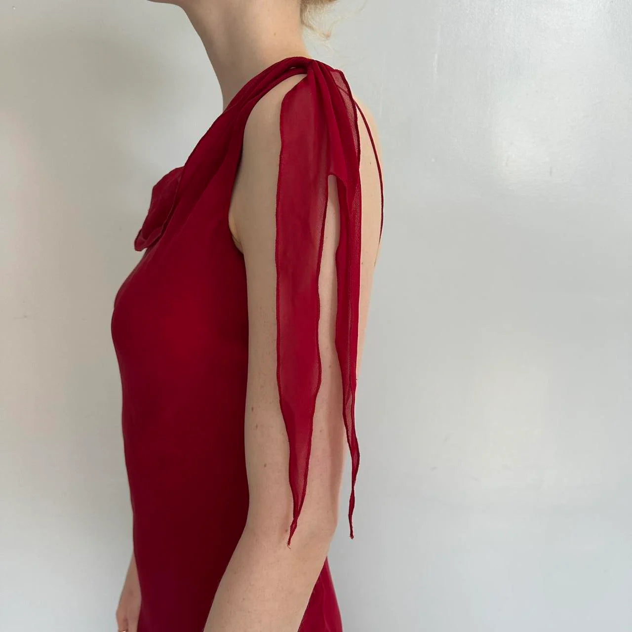 Single shoulder design, hanging ribbon on one side, irregular lotus leaf skirt