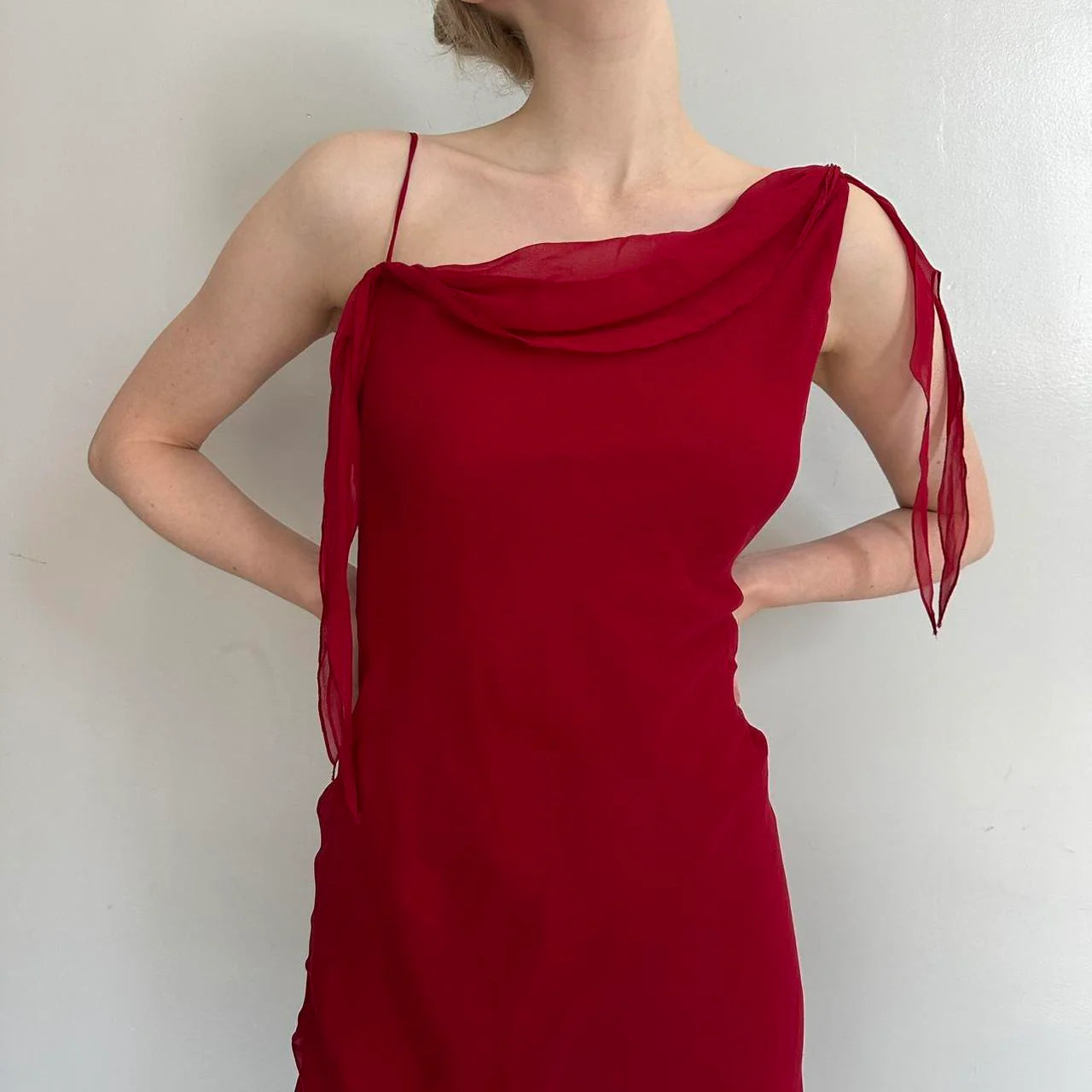 Single shoulder design, hanging ribbon on one side, irregular lotus leaf skirt