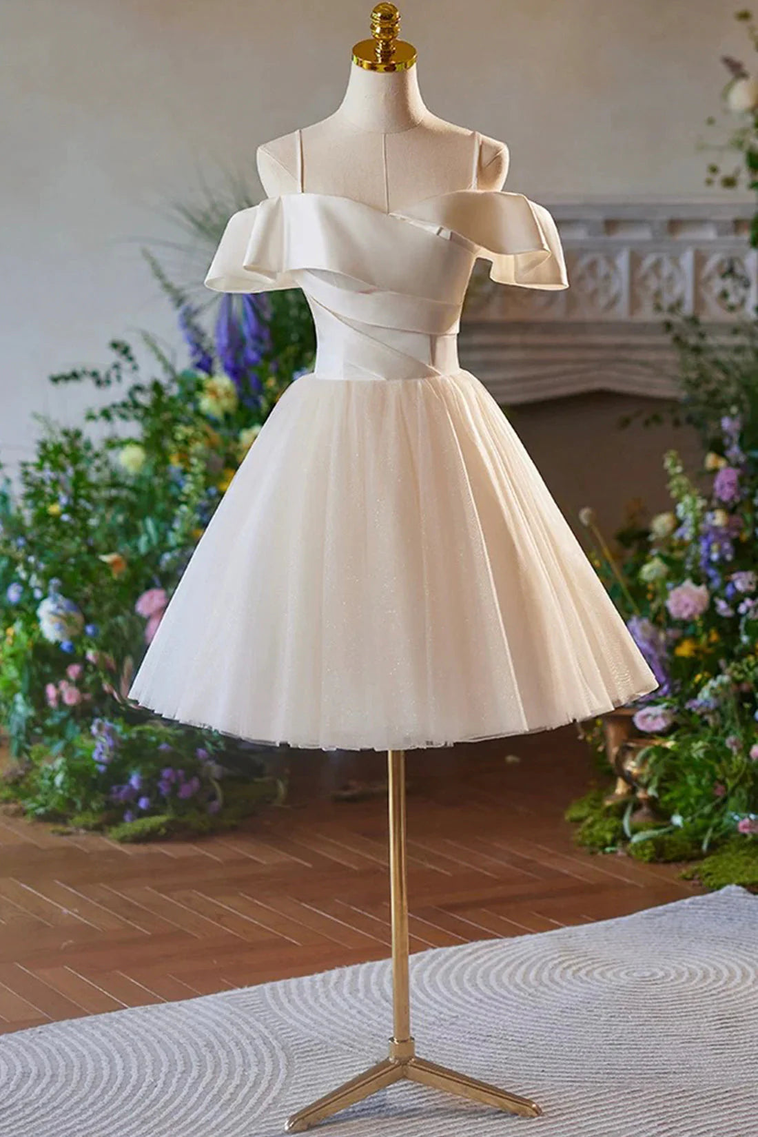 Spaghetti Straps Knee Length Prom Dress A-Line Sleeveless Backless Party Dress simple gentle atmospheric and unique desi Bring summer