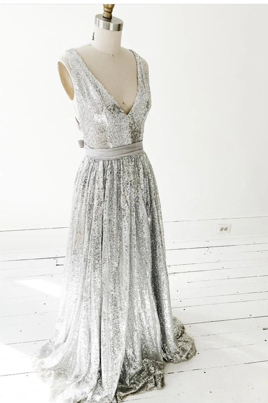 Sparkly A-line Silver Sequin Prom Dresses with V-neckline simple gentle atmospheric and unique desi Bring summer colors to enhance whitenes