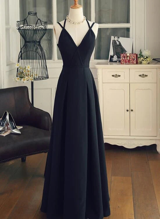 The black camisole long dress with a deep V-neck and crossed thin camisole design is suitable for formal occasions such as dinners and parties.