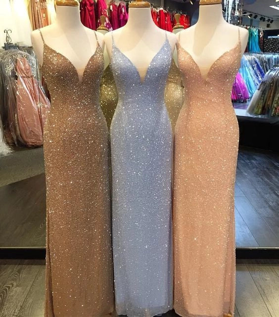 机翻 · 通用领域 The sequined dresses are all suspender deep V-neck slim fishtail dresses designed to fit dinner parties
