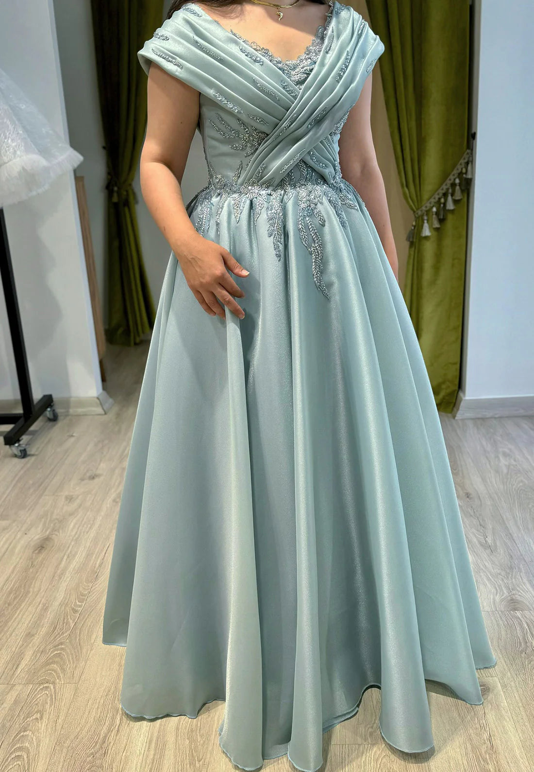 V-Neck Sleeveless Pleated Appliques A-Line Formal Dress simple gentle atmospheric and unique desi Bring summer colors to enhance whiteness