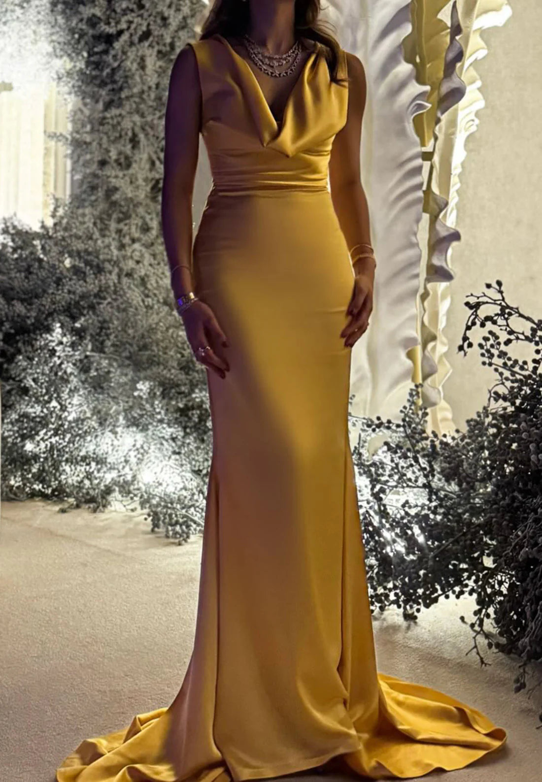 V-Neck Sleeveless Sleek Fitted Mermaid Evening Dress simple gentle atmospheric and unique desi Bring summer colors to enhance whiteness