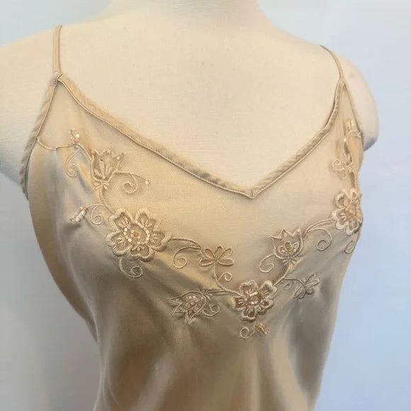Victorian Style Exquisite Floral Embroidery Beading simple gentle atmospheric and unique desi Bring summer colors to enhance whiteness ﻿