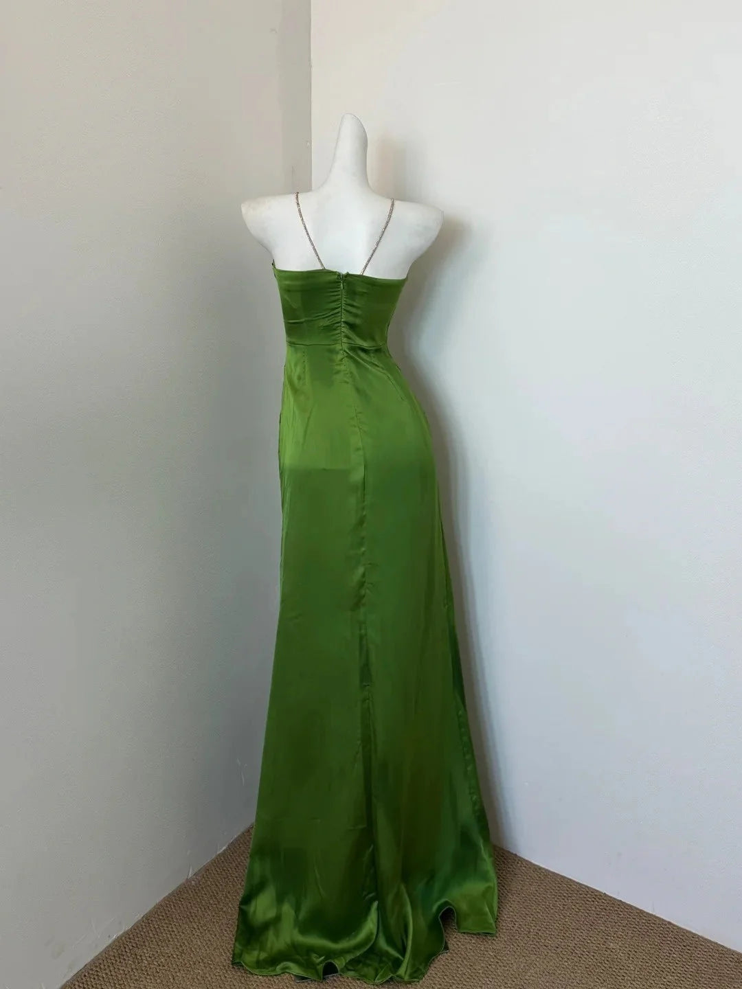 Vintage green slim shoulder strap strapless satin dress with pleated design showcasing elegant temperament