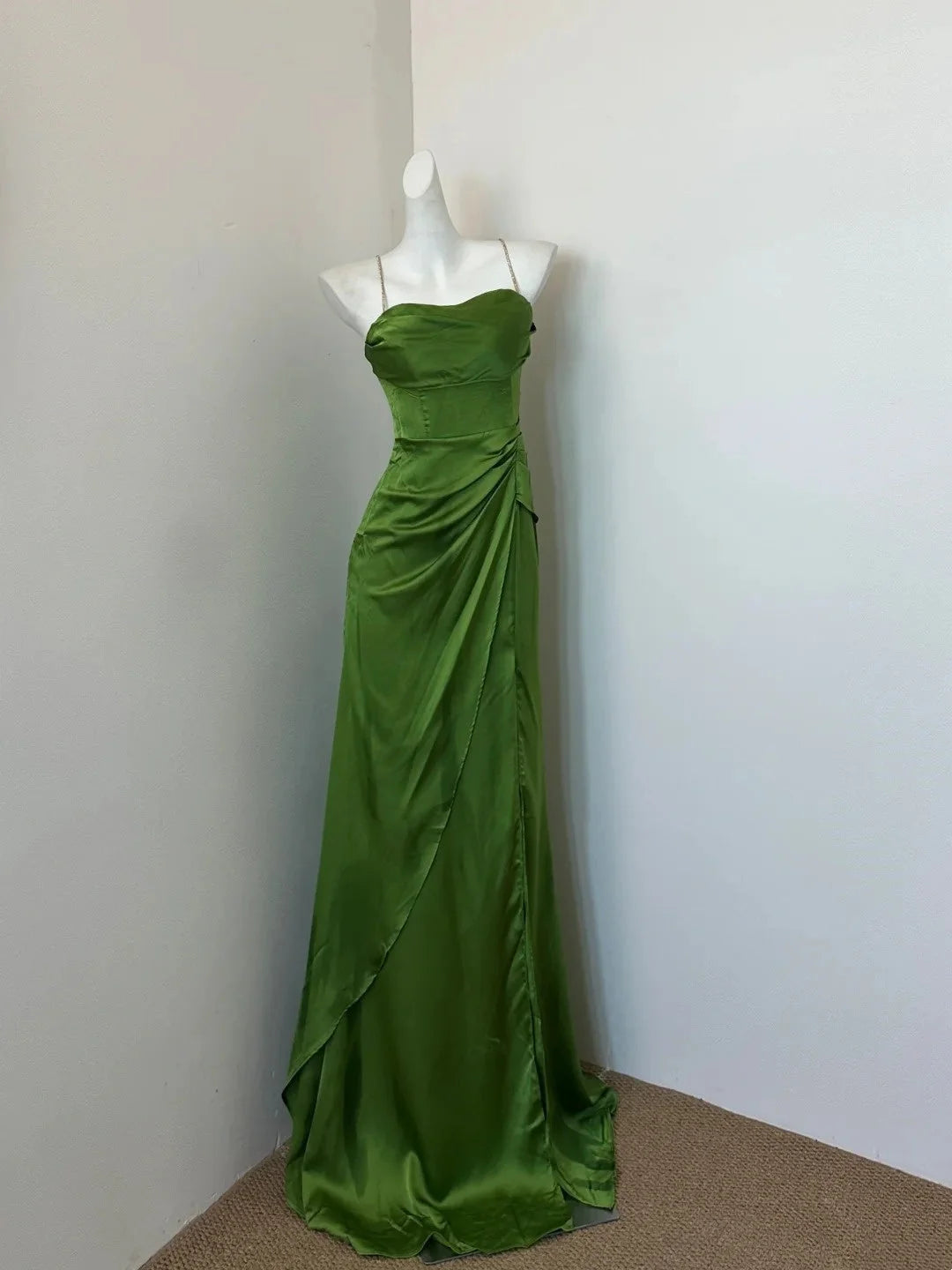 Vintage green slim shoulder strap strapless satin dress with pleated design showcasing elegant temperament