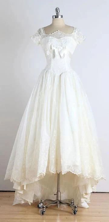Vintage style white wedding dress, square collar with lace, short sleeved with lace