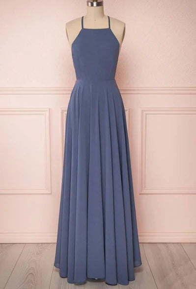 Wearing a light blue grey dress with a neck hanging design and a high waist and large skirt, suitable for occasions such as dinners and weddings