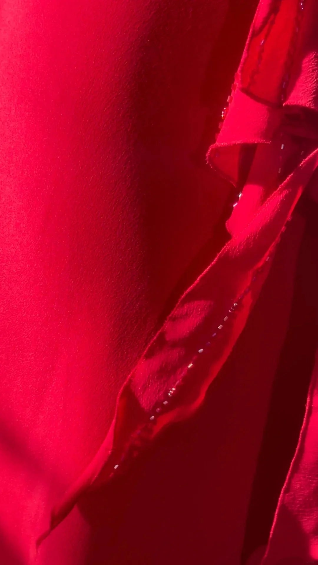 Wearing a red dress with thin camisoles and deep V-diamond chain pleats, the dinner party will showcase 'high-end sexiness'