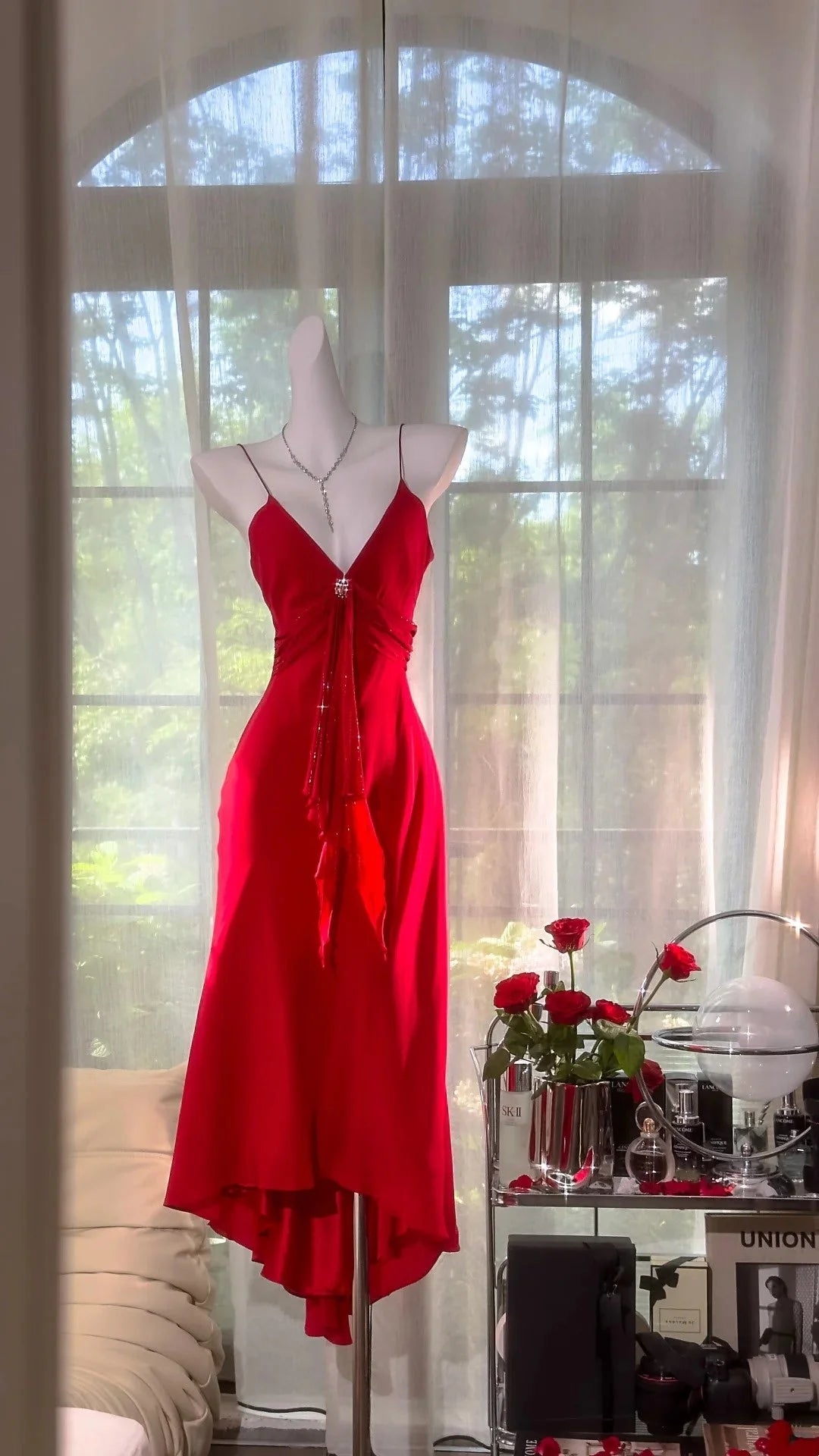 Wearing a red dress with thin camisoles and deep V-diamond chain pleats, the dinner party will showcase 'high-end sexiness'