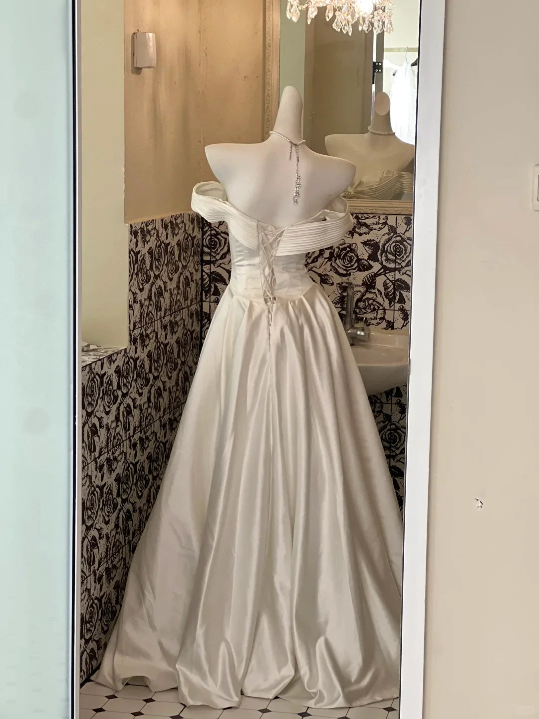White Classy Ball Gown Off the Shoulder Pearl Satin Long Prom Dress Wedding Dress simple gentle atmospheric and unique desi Bring summer colors to enhance whiteness ﻿