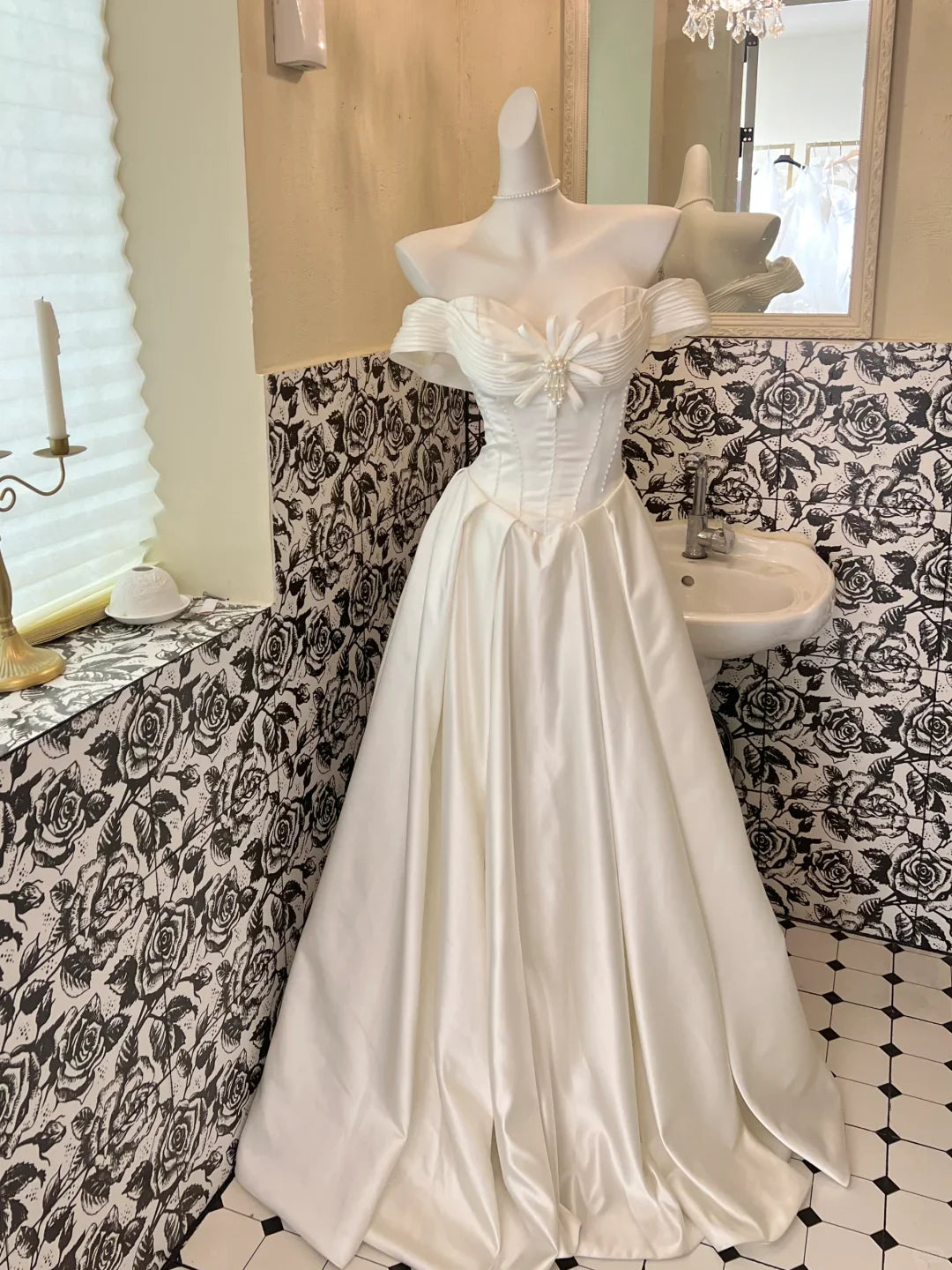 White Classy Ball Gown Off the Shoulder Pearl Satin Long Prom Dress Wedding Dress simple gentle atmospheric and unique desi Bring summer colors to enhance whiteness ﻿