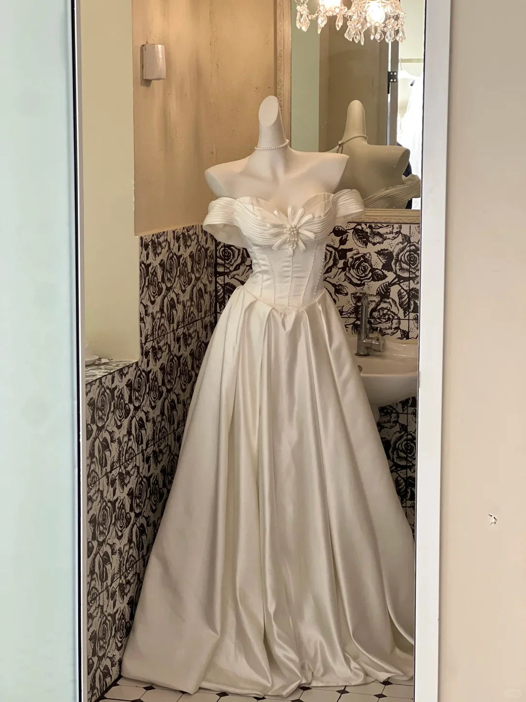 White Classy Ball Gown Off the Shoulder Pearl Satin Long Prom Dress Wedding Dress simple gentle atmospheric and unique desi Bring summer colors to enhance whiteness ﻿