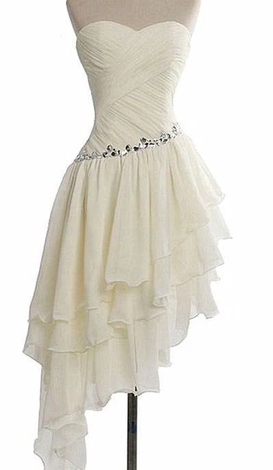 White strapless short dress with pleated design on the upper body and rhinestone decoration on the waist, suitable for parties and dances